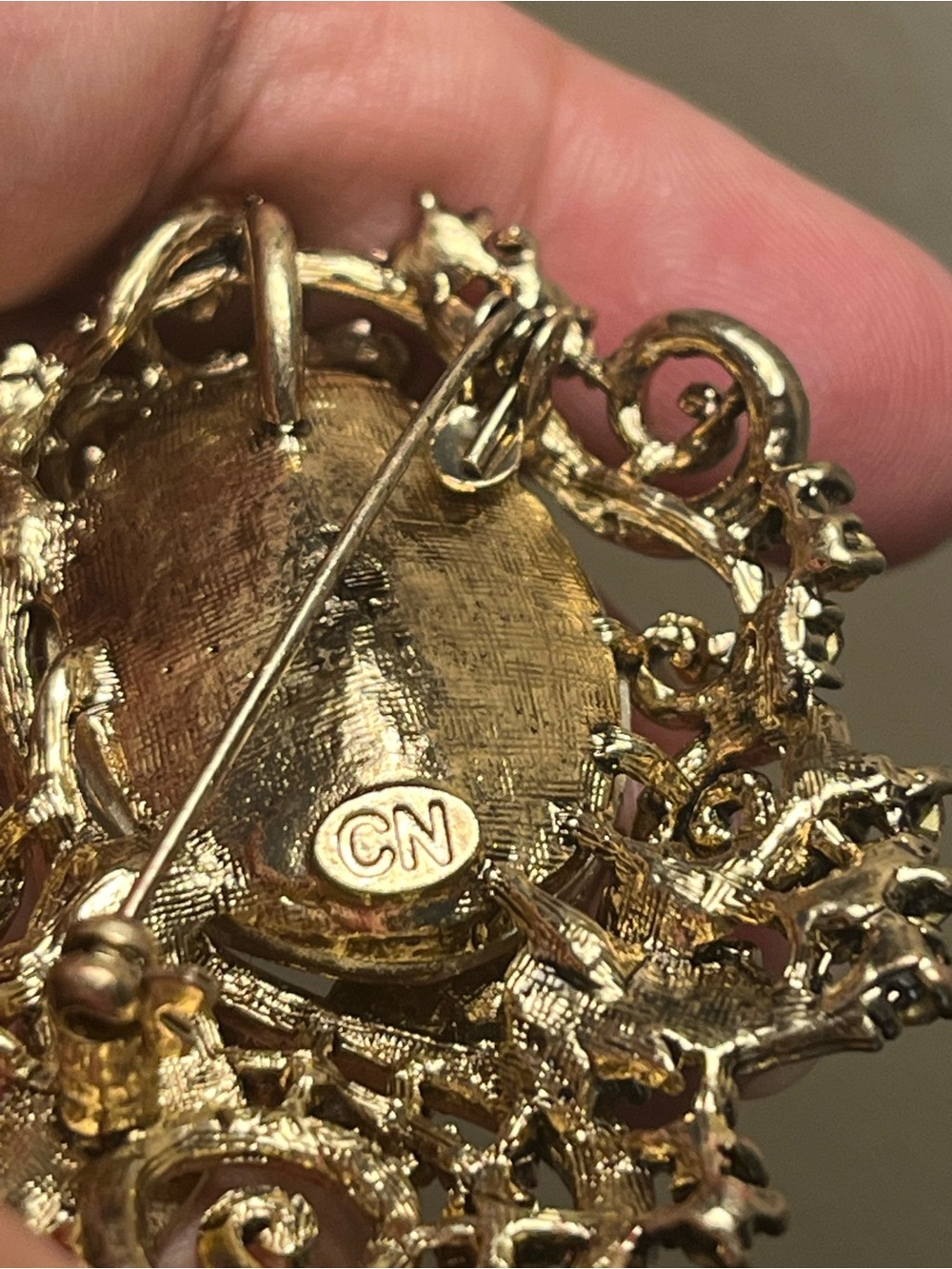 Fashion jewelry statement brooch - Like new - Picture 4 of 7